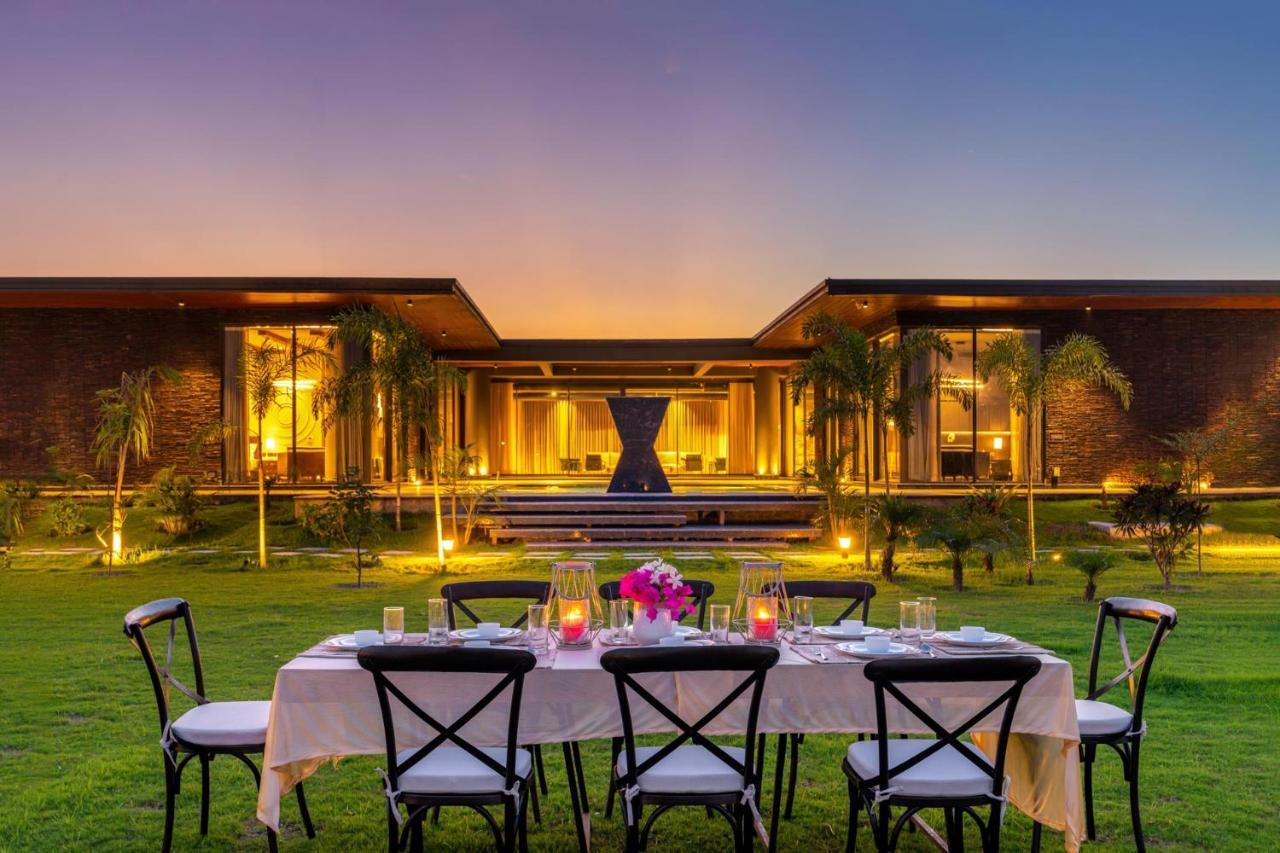 Stayvista's Anantam - Luxury 4br With Huge Swimming Pool In Delhi