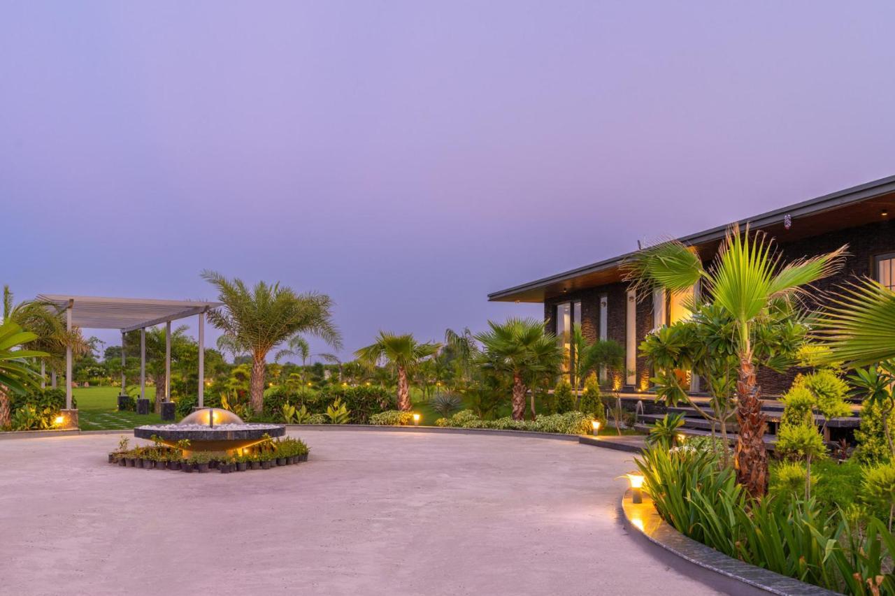 Stayvista's Anantam - Luxury 4br With Huge Swimming Pool In Delhi *