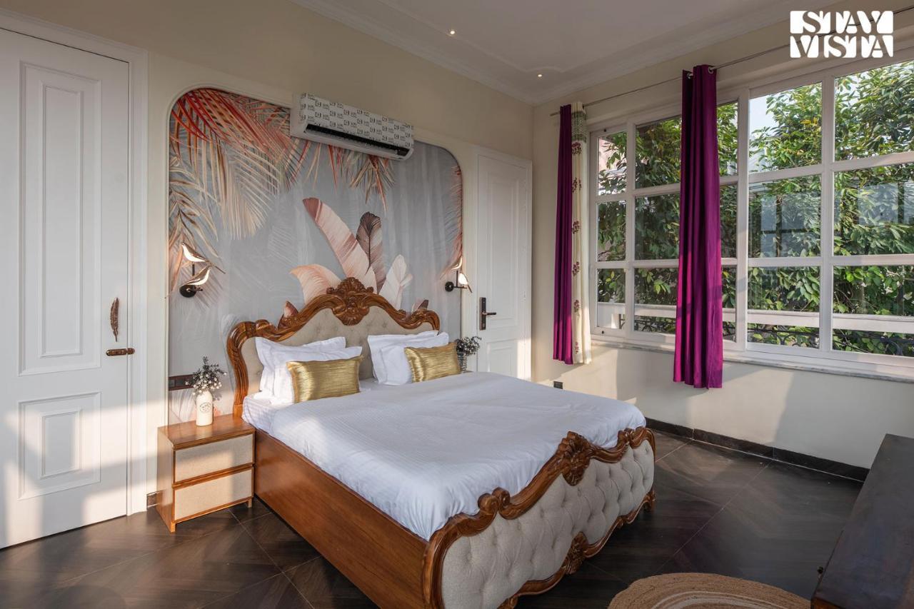 Stayvista's Indraj Manor - Roman-inspired With Posh Interiors, Mesmerizing Garden & Outdoor Fireplace Pousada Nova Deli