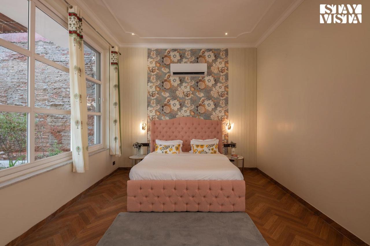 Pousada Stayvista's Indraj Manor - Roman-inspired With Posh Interiors, Mesmerizing Garden & Outdoor Fireplace *