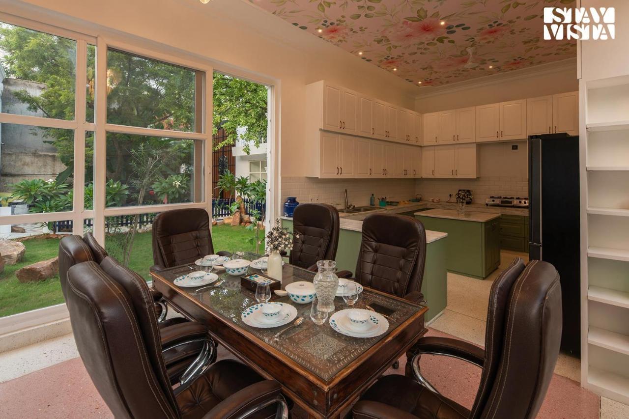 Pousada Stayvista's Indraj Manor - Roman-inspired With Posh Interiors, Mesmerizing Garden & Outdoor Fireplace *