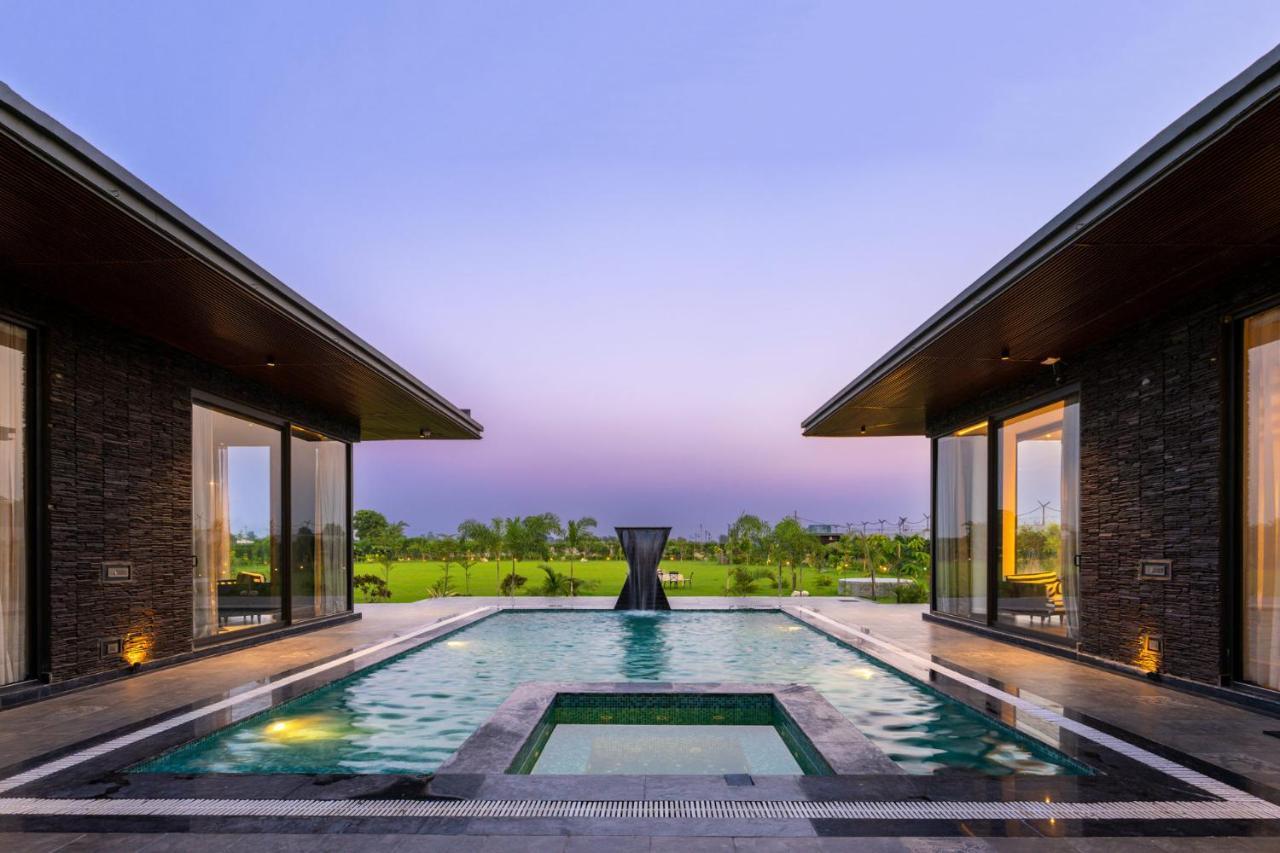 Stayvista's Anantam - Luxury 4br With Huge Swimming Pool In Delhi * Nova Deli