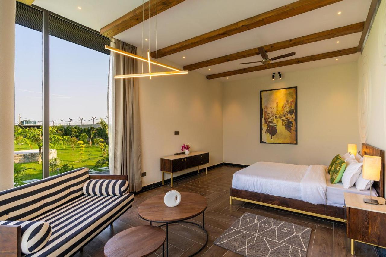 Stayvista's Anantam - Luxury 4br With Huge Swimming Pool In Delhi Pousada