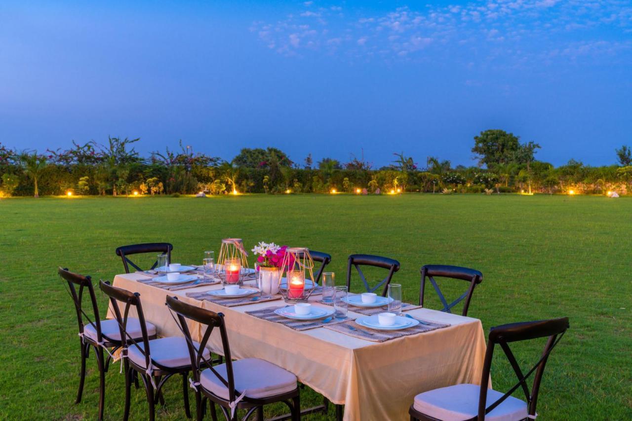 Stayvista's Anantam - Luxury 4br With Huge Swimming Pool In Delhi Pousada Nova Deli