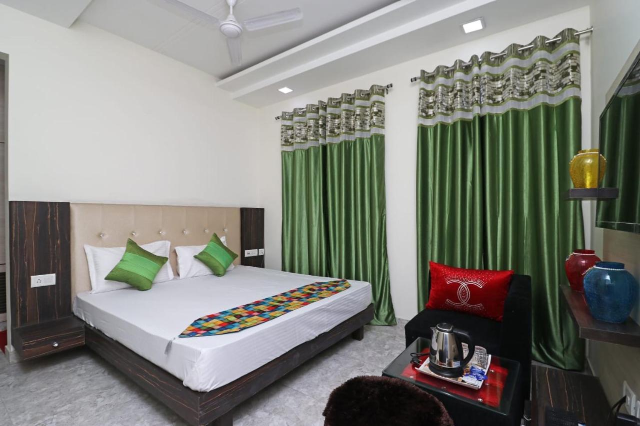 Hotel Season Grand Couple Friendly Pitampura Metro Station 3*