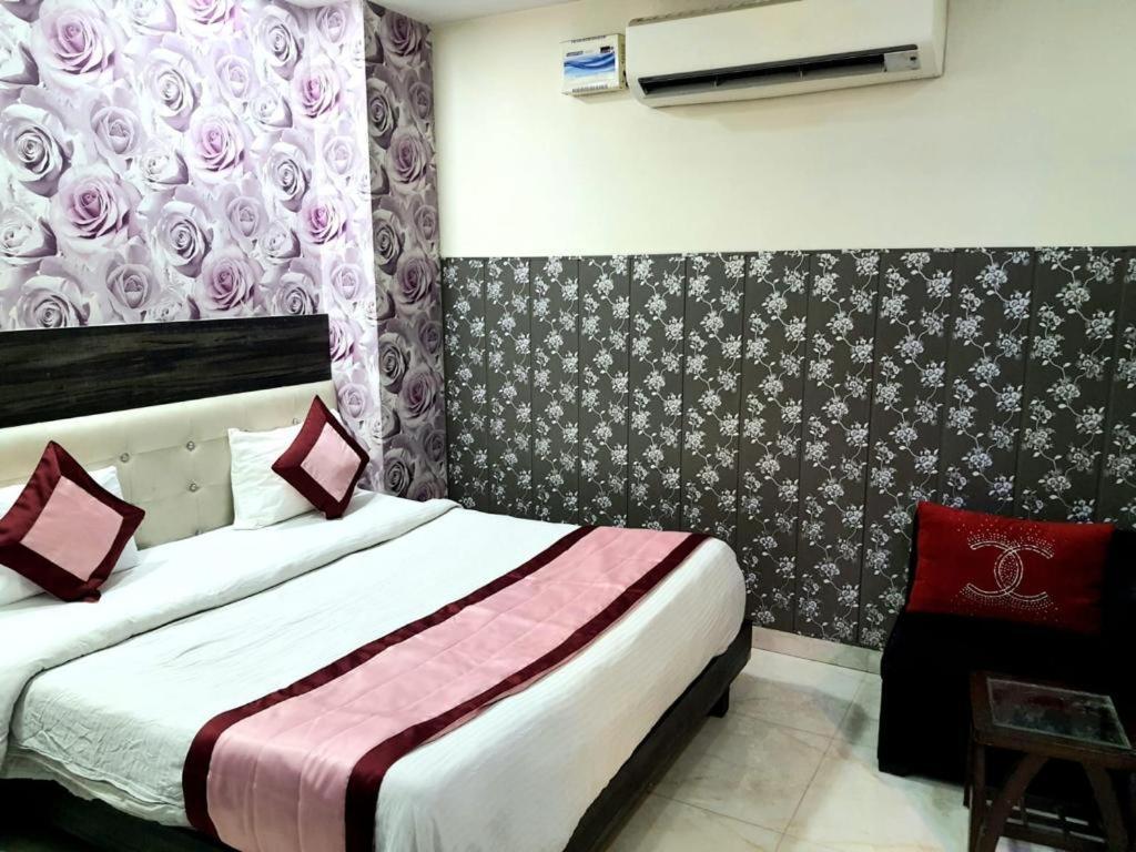 Hotel Season Grand Couple Friendly Pitampura Metro Station Delhi (National Capital Territory of India)