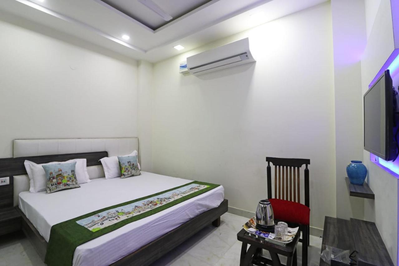 Hotel Season Grand Couple Friendly Pitampura Metro Station 3*