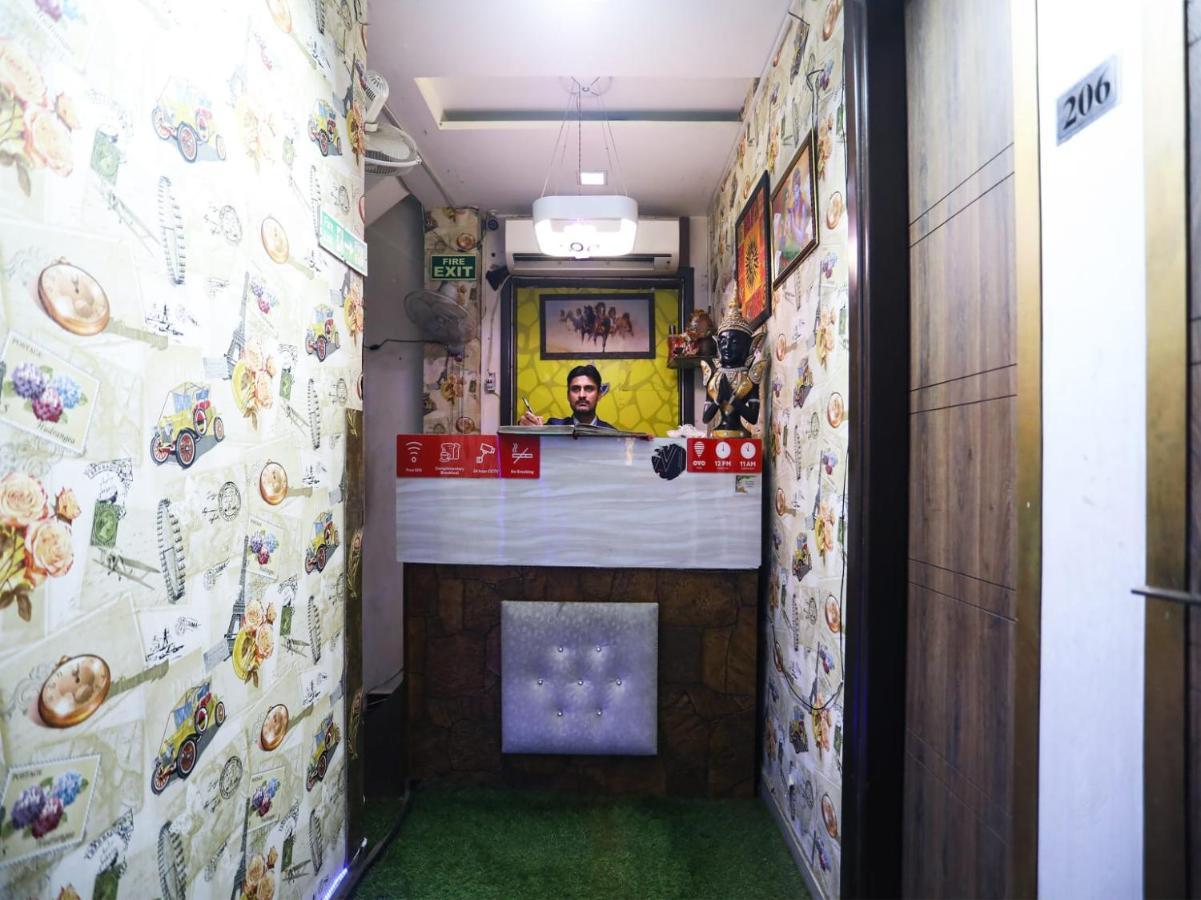 Season Grand Couple Friendly Pitampura Metro Station 3*
