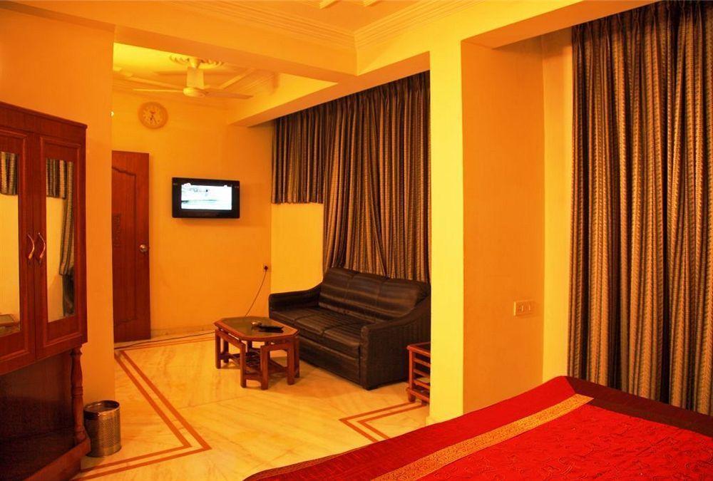Fabhotel Star Delhi Airport 3*