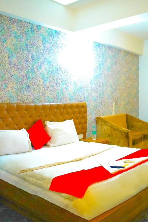 Premium In Jangpura Bhogal Near Nizamuddin Railway Station 3*