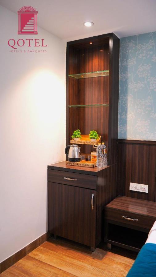 Qotel Rajouri Garden Above Ritu Marbel Near Rajouri Garden Metro Station Apartment