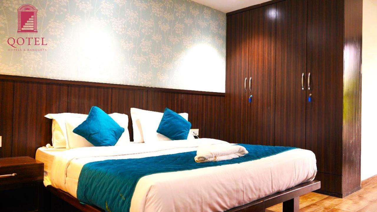 Qotel Rajouri Garden Above Ritu Marbel Near Rajouri Garden Metro Station Apartment