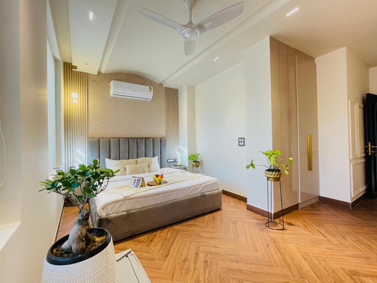 Bedchambers, Saket 3*