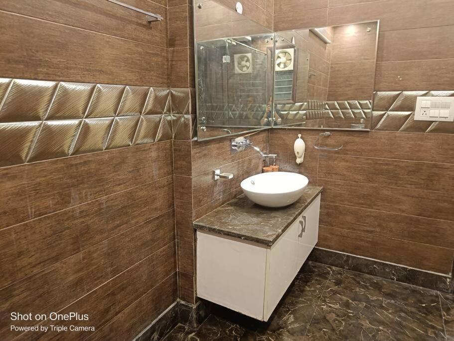 Bnbbuddy Stupendous In Shalimar Bagh Apartment *