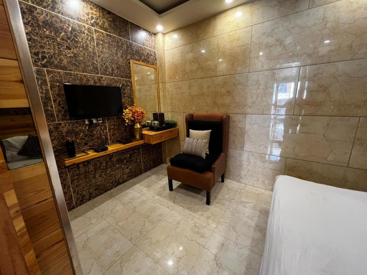 Divine Rajouri Garden 2*