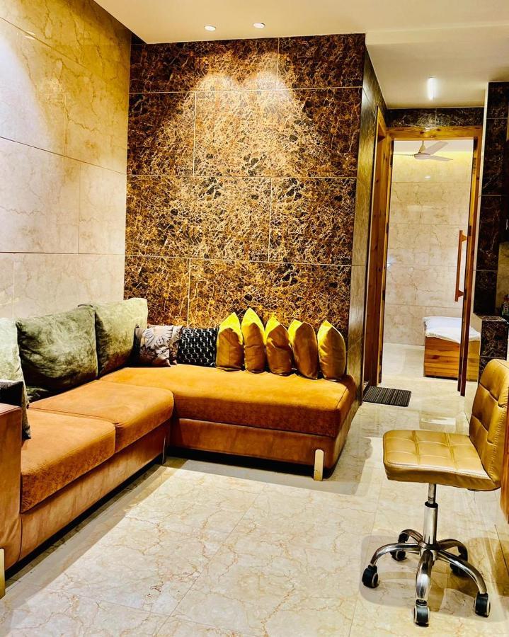 Hotel Divine Rajouri Garden New Delhi