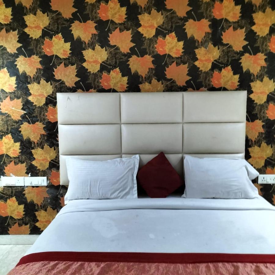 Hotel The White Rock At Kalkaji New Delhi