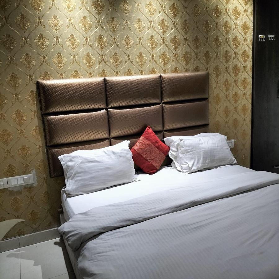 The White Rock At Kalkaji Hotel 3*