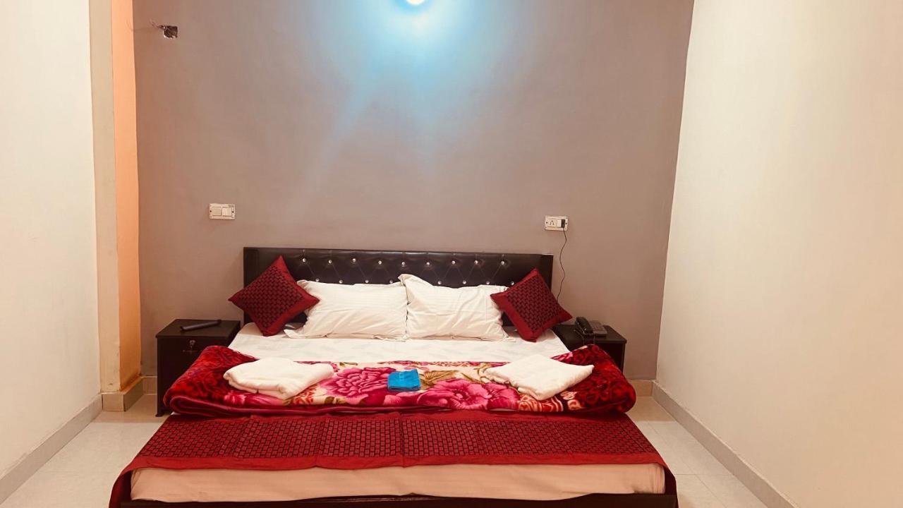 Hotel Oyo Tree House Near Badarpur Border Metro Station