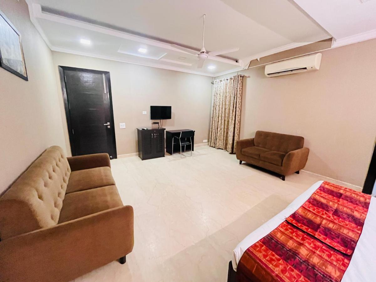 Hotel Abode Residency Safdarjung Enclave Near U S Embassy Delhi 3*