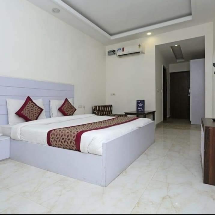Hotel Samara Kingdom Near Delhi Airport 3*
