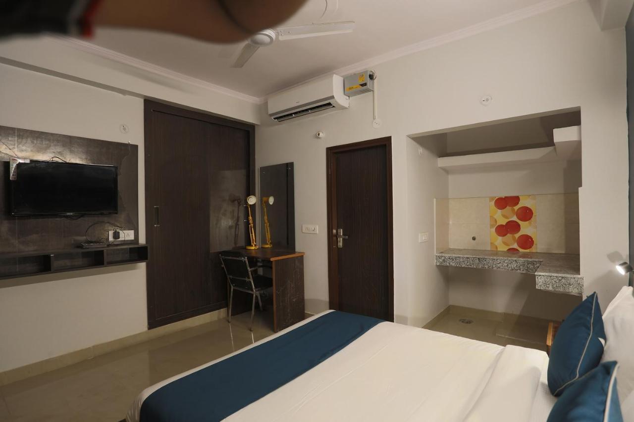 Hotel Oyo Silverkey Ratiram Palace Near Worlds Of Wonder