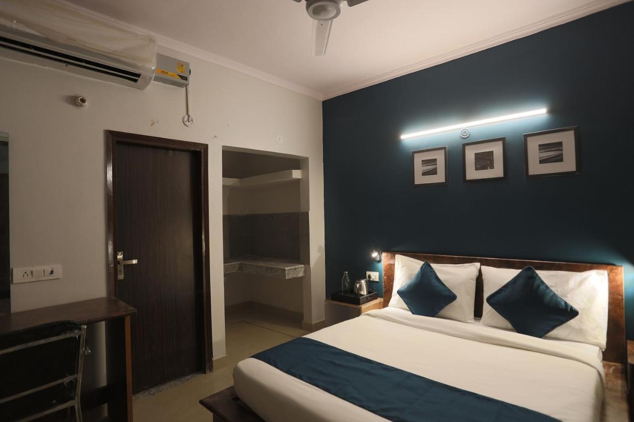 Hotel Oyo Silverkey Ratiram Palace Near Worlds Of Wonder 3*
