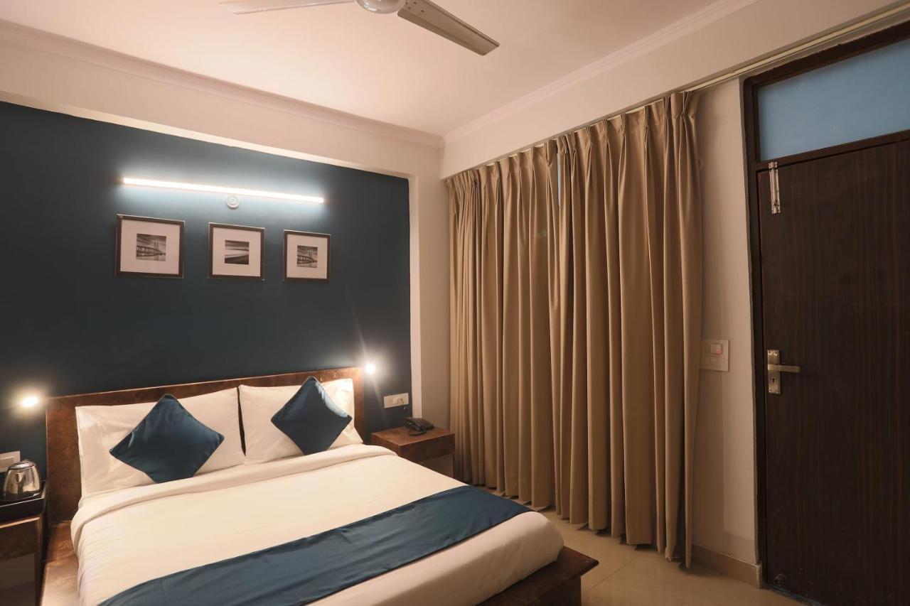 Hotel Oyo Silverkey Ratiram Palace Near Worlds Of Wonder Kālkāji Devi
