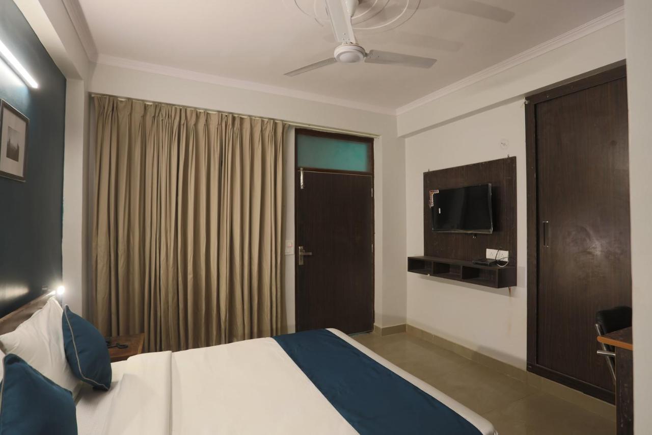 Oyo Silverkey Ratiram Palace Near Worlds Of Wonder Hotel