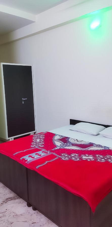 Roomshala 125 Maharaja - Near Majnu Ka Tilla