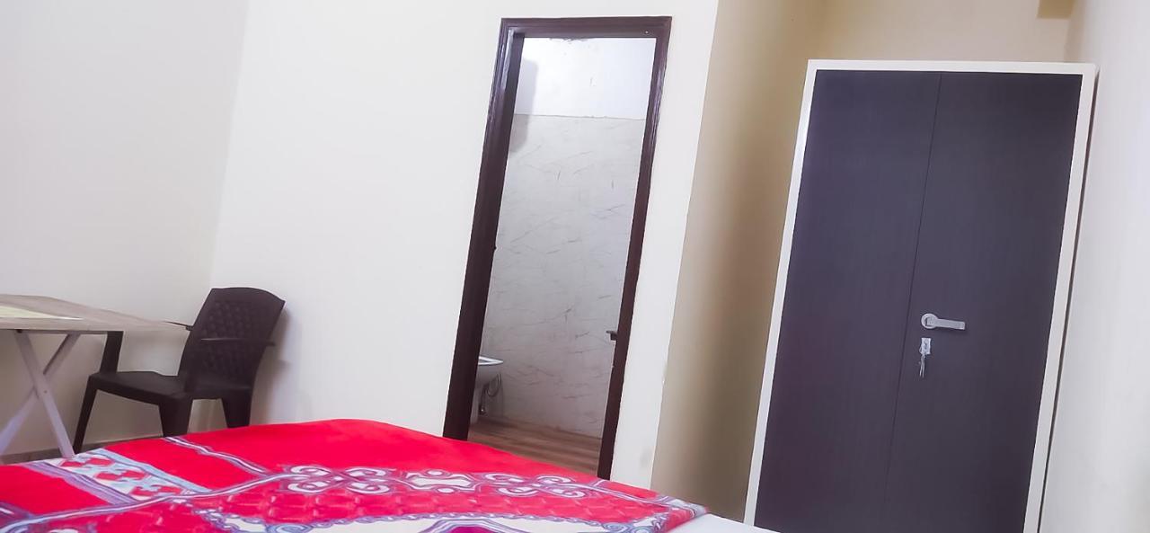 Roomshala 125 Maharaja - Near Majnu Ka Tilla 3*