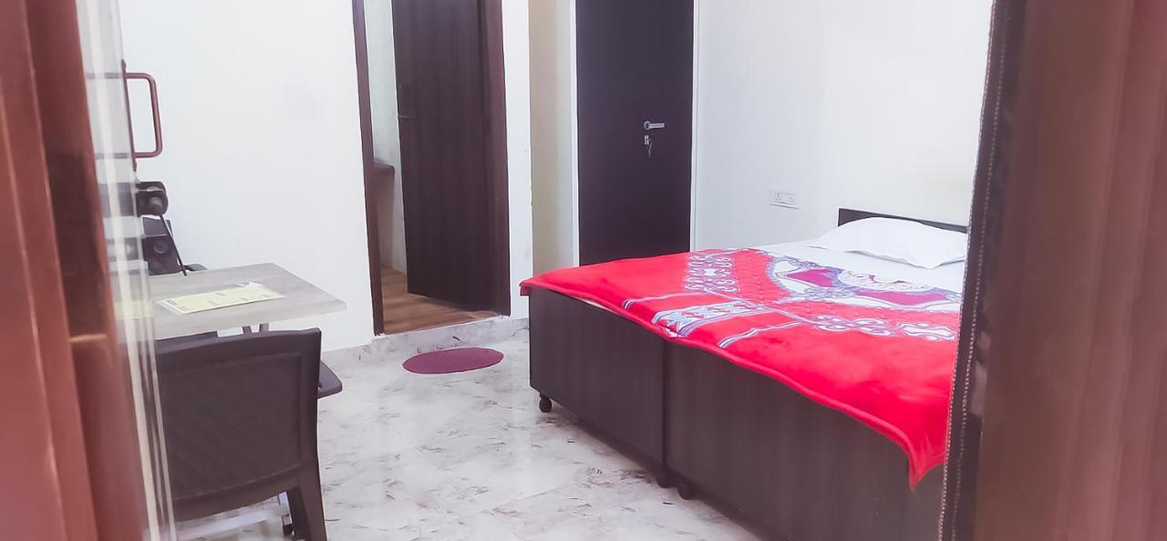 Roomshala125 Hotel Maharaja Near Vishwa Vidyalaya Metro Station