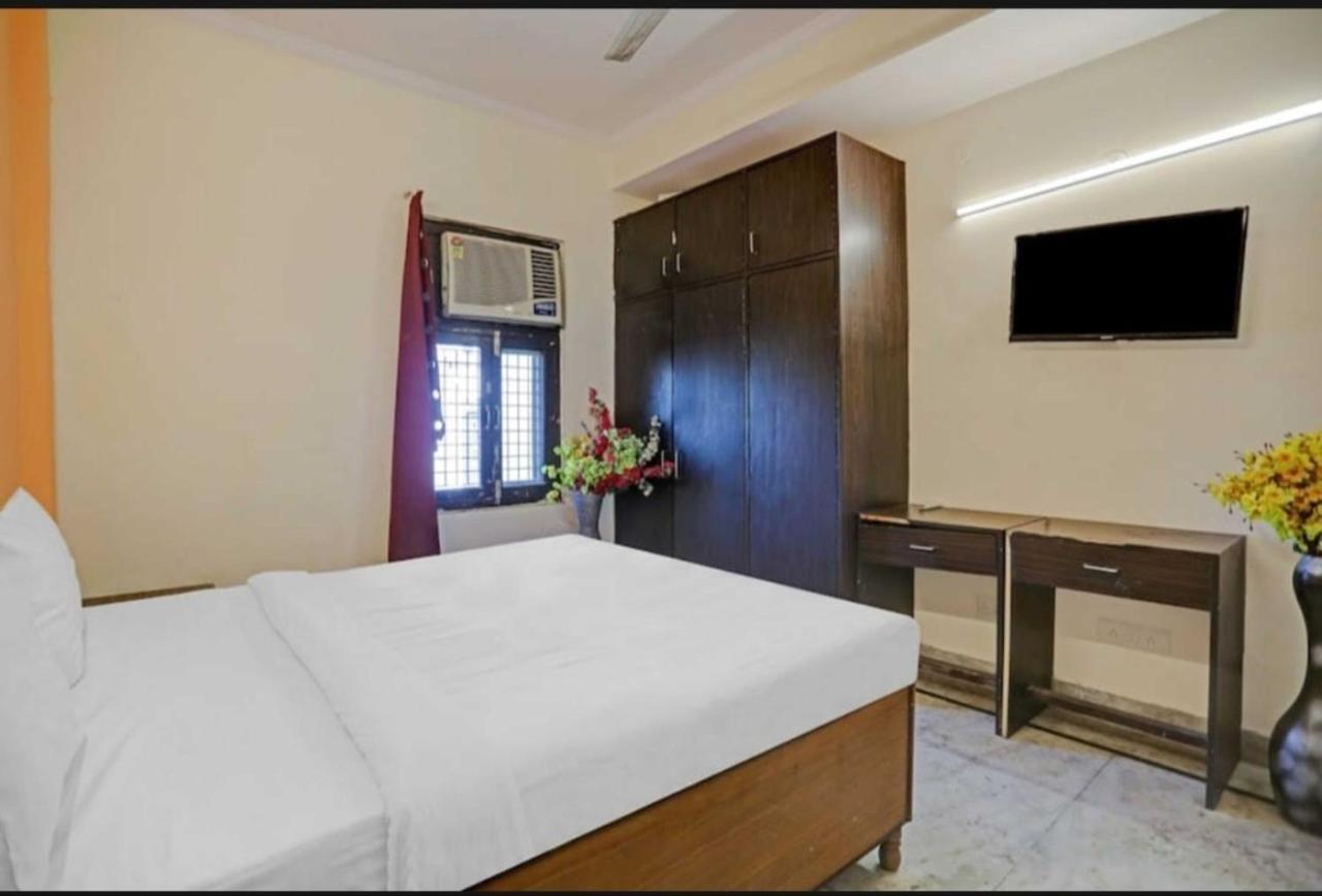 Roomshala 087 Green High - Laxmi Nagar Near Metro