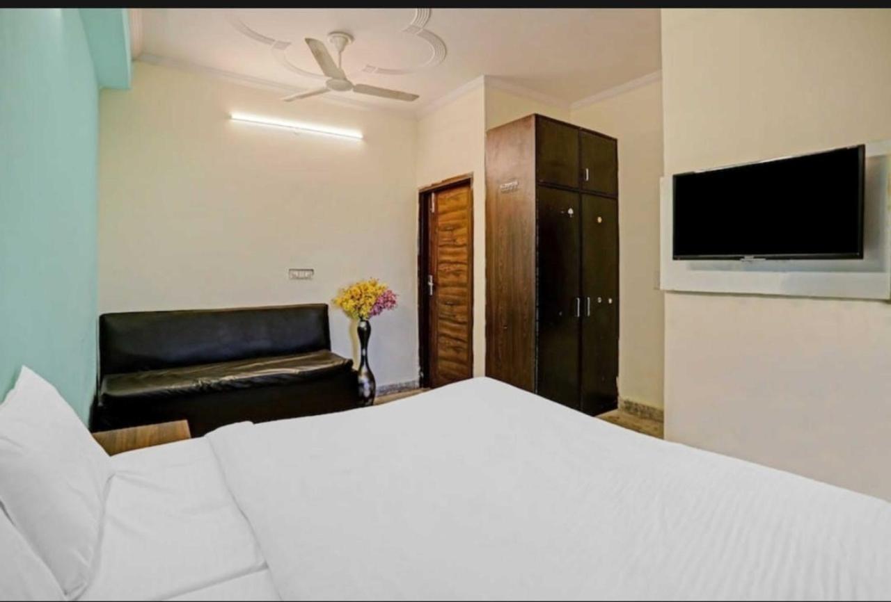 Roomshala 087 Green High - Laxmi Nagar Near Metro New Delhi