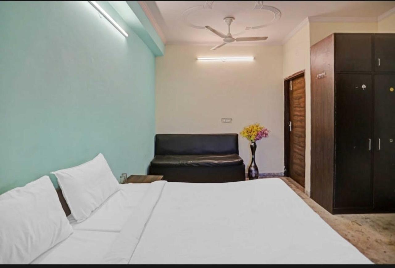 Hotel Roomshala 087 Green High - Laxmi Nagar Near Metro