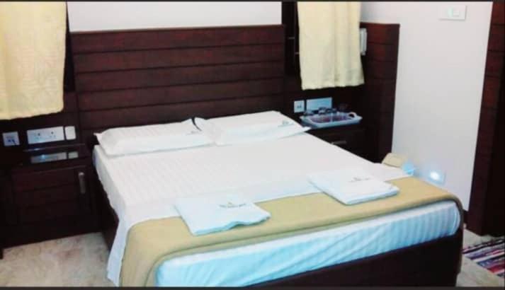 Hotel R Deluxe - Railway Station