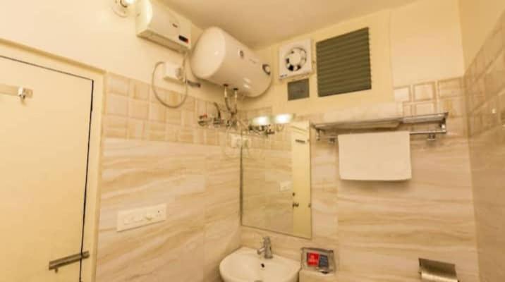R Deluxe - Railway Station Hotel 3*