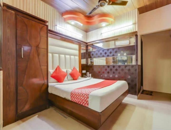 R Deluxe - Railway Station New Delhi