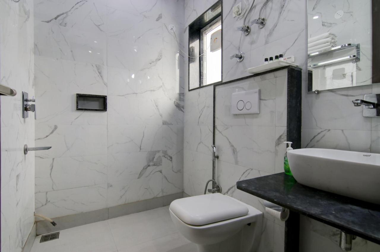 R Deluxe - Railway Station Hotel