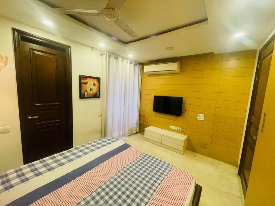 Urban Oasis: Stylish Retreat Apartment New Delhi