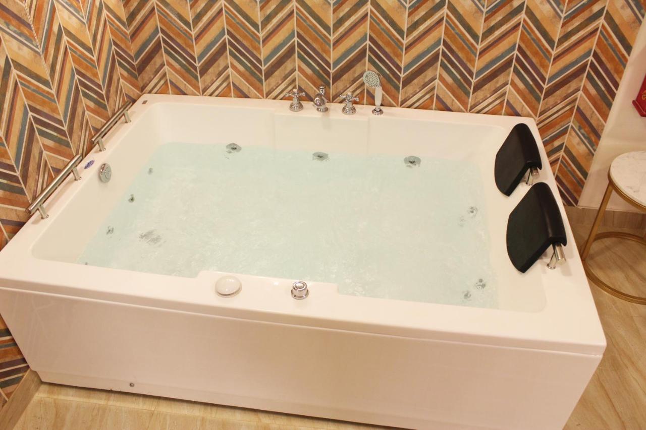 Luxurious Jacuzzi Hot Tub 1bhk With Tub 11 * New Delhi