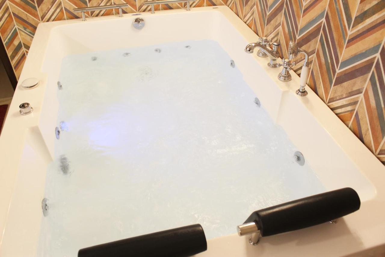 Apartment Luxurious Jacuzzi Hot Tub 1bhk With Tub 11 New Delhi