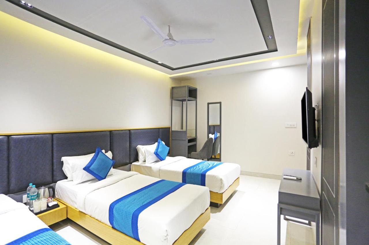 Apple - Near Delhi Airport With Free Airport Transsfer