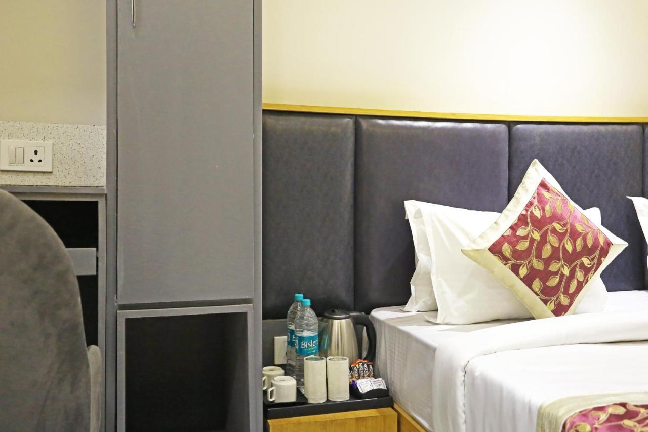Apple - Near Delhi Airport With Free Airport Transsfer New Delhi