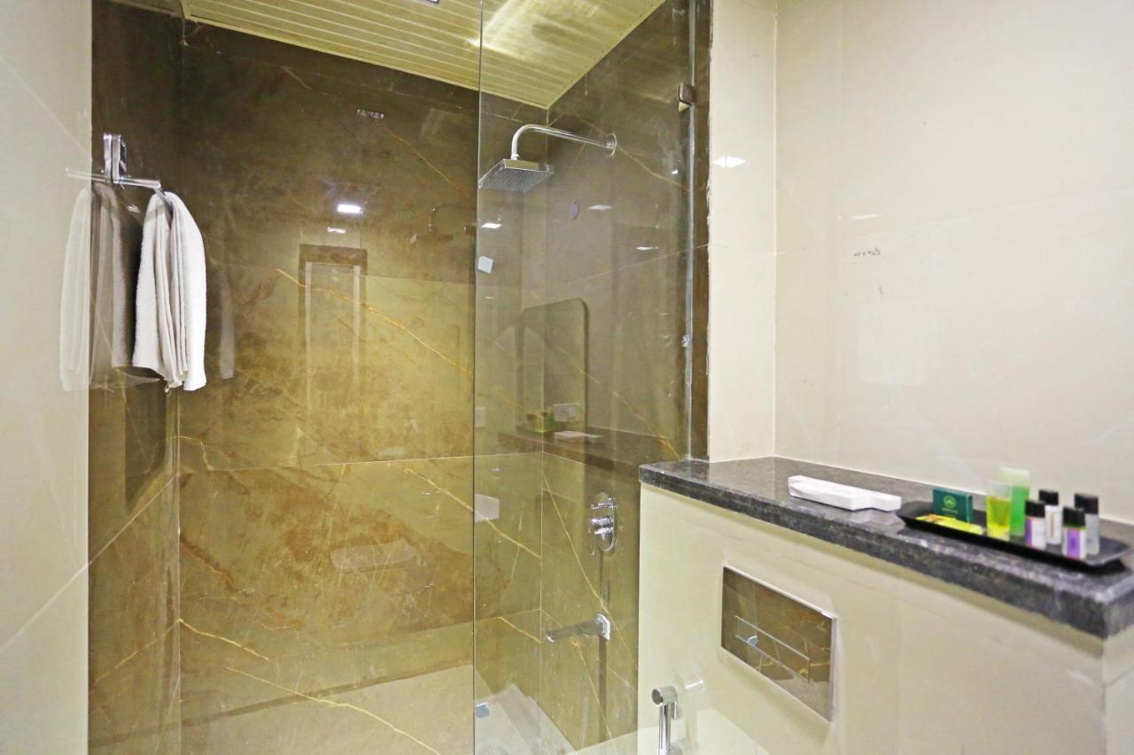 Apple - Near Delhi Airport With Free Airport Transsfer New Delhi