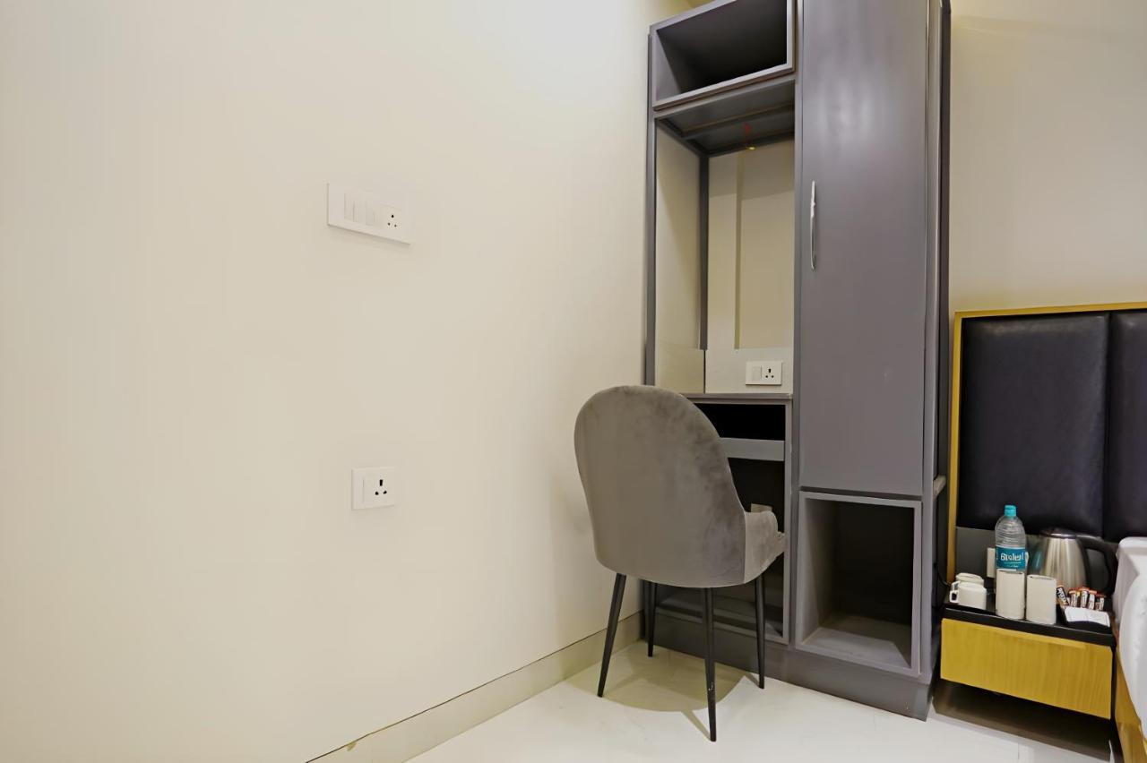 Apple - Near Delhi Airport With Free Airport Transsfer