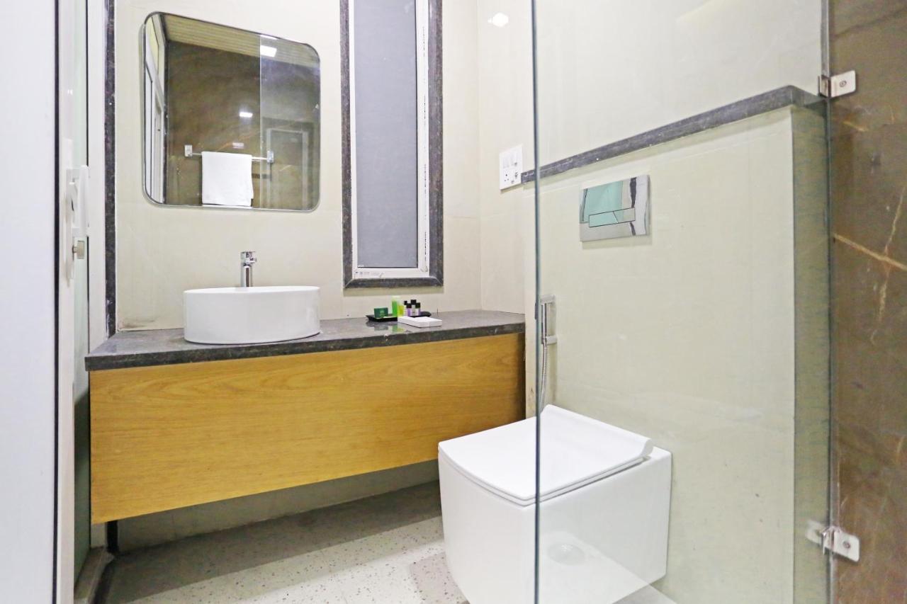 Apple - Near Delhi Airport With Free Airport Transsfer New Delhi