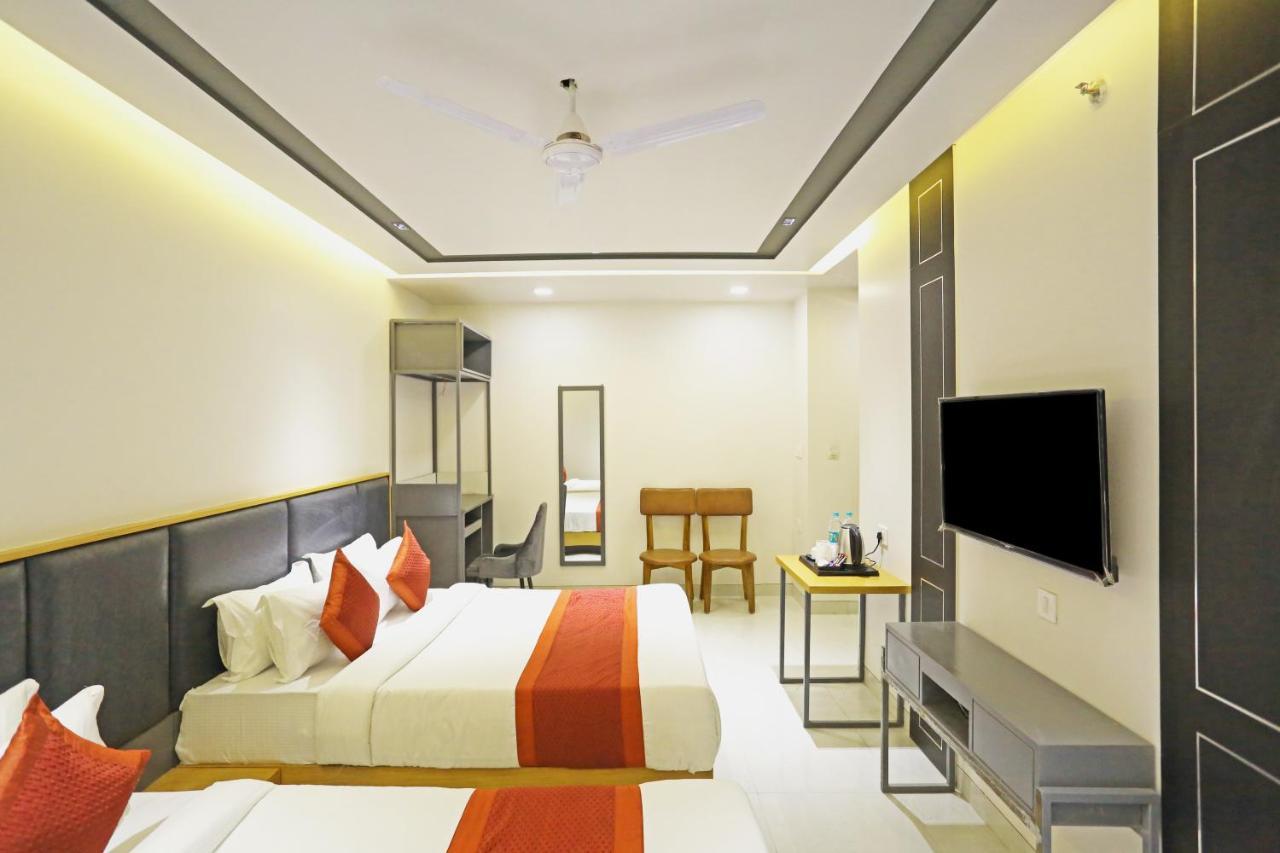 Apple - Near Delhi Airport With Free Airport Transsfer New Delhi