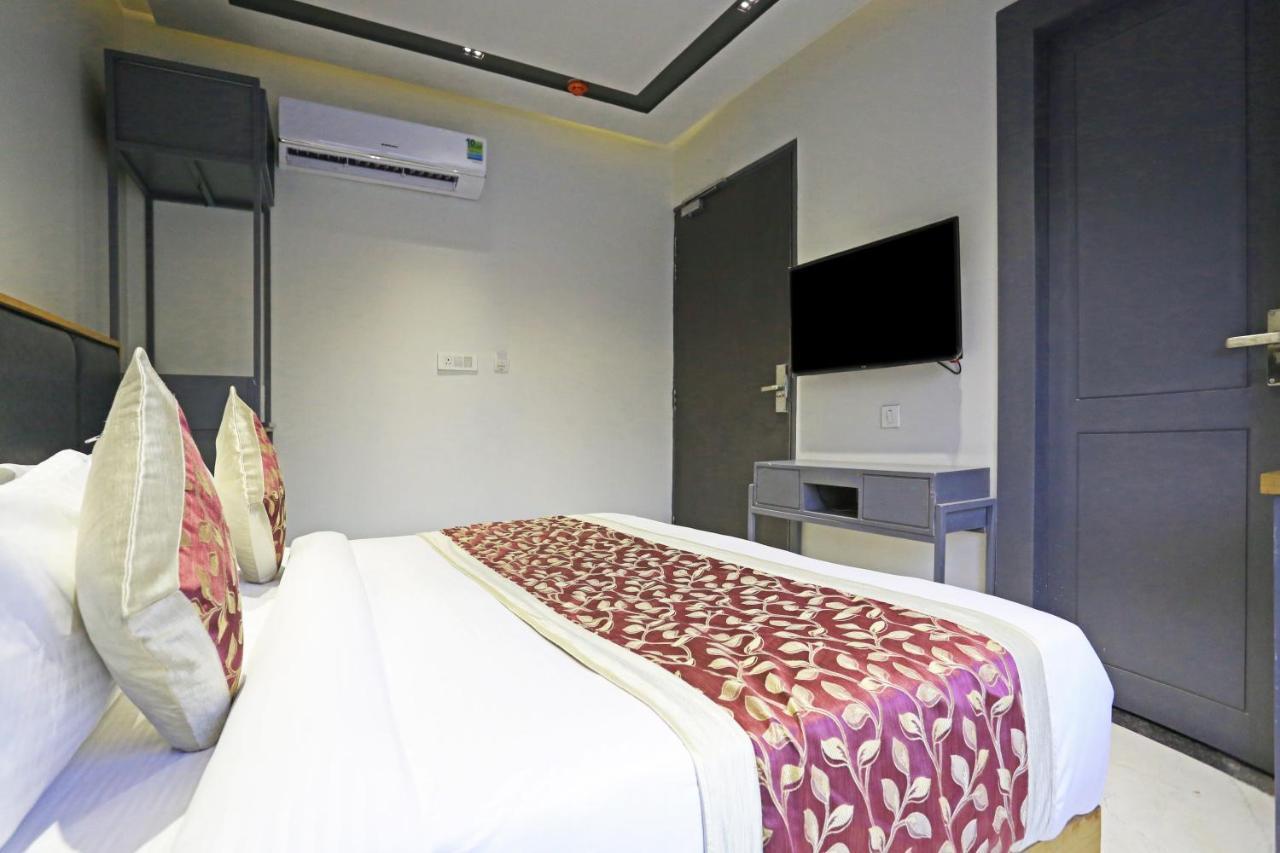 Apple - Near Delhi Airport With Free Airport Transsfer