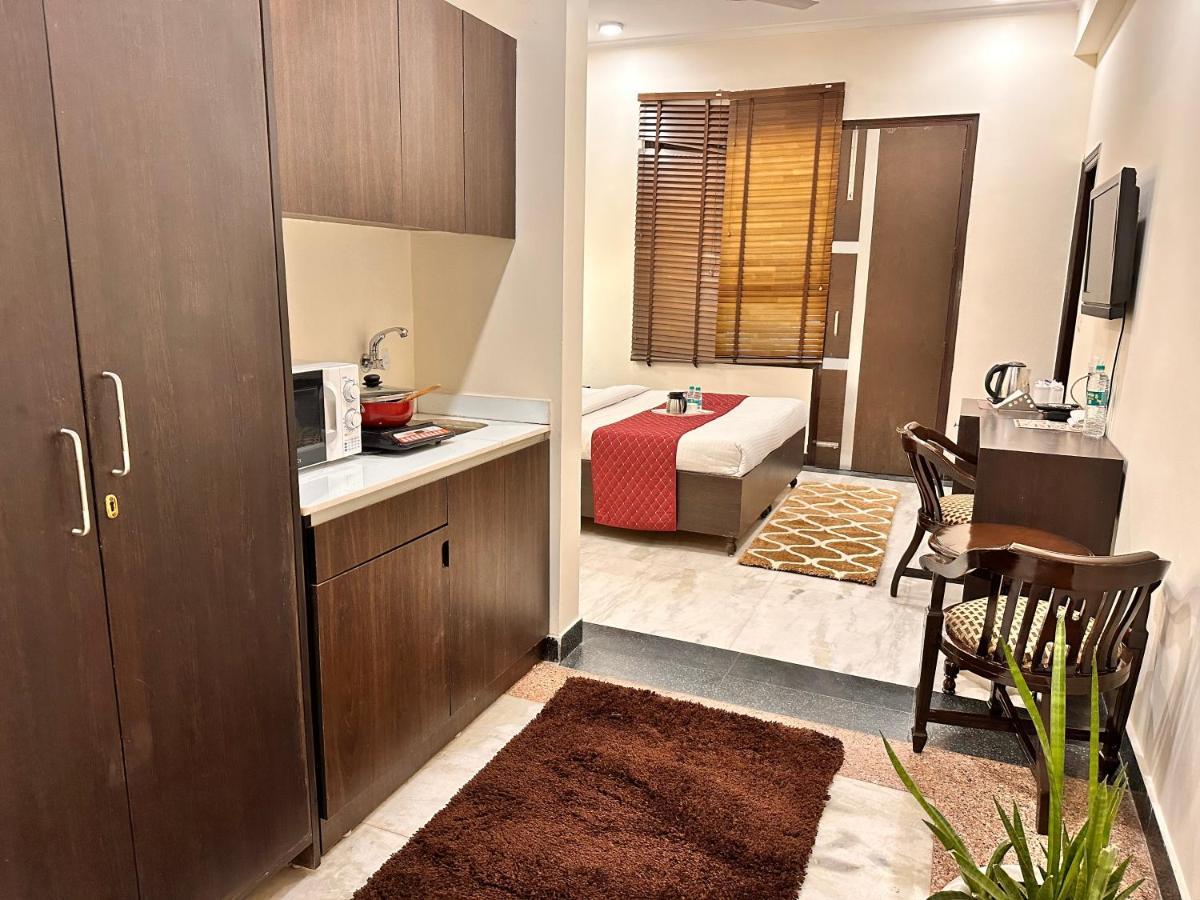 Hotel Hollyhocks Residency